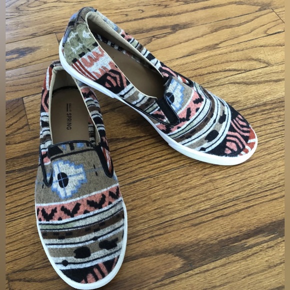 Call It Spring JCPenney Multicolor Tribal Print Fabric Slide On Sneakers Sz. 8 - Picture 2 of 7